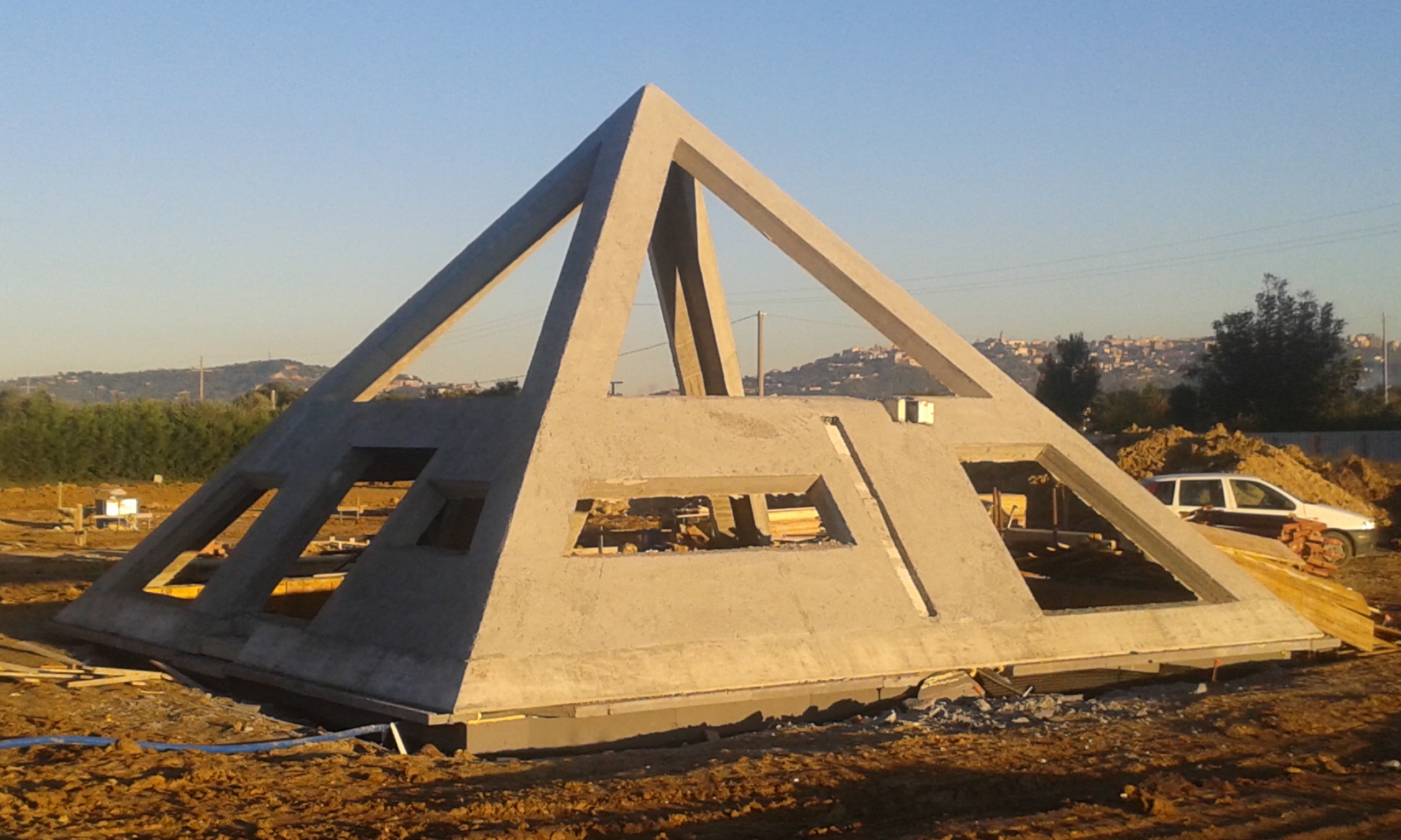 PROGETTAZIONE E DIREZIONE LAVORI DI UNA PIRAMIDEA IN C.A