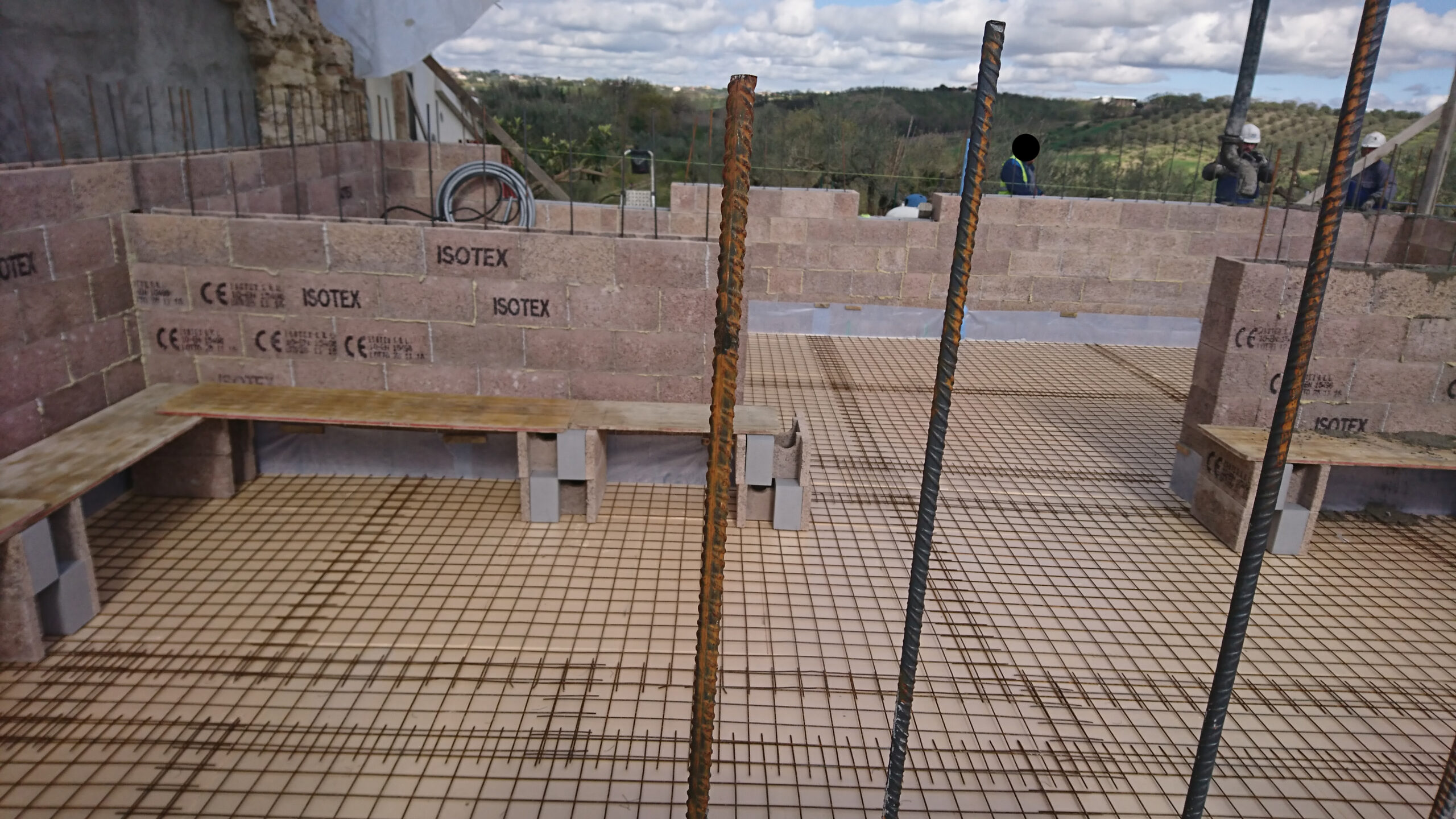 PROGETTAZIONE E DIREZIONE LAVORI FABBRICATO AD USO CIVILE ABITAZIONE CON STRUTTURA DEBOLMENTE ARMATA ISOTEX