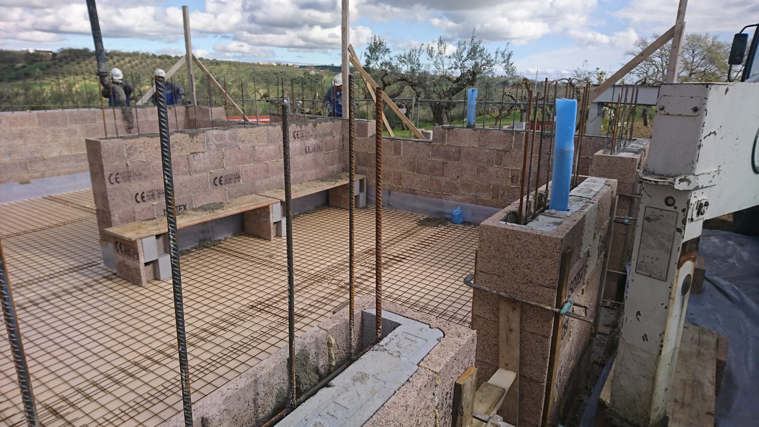 PROGETTAZIONE E DIREZIONE LAVORI FABBRICATO AD USO CIVILE ABITAZIONE CON STRUTTURA DEBOLMENTE ARMATA ISOTEX