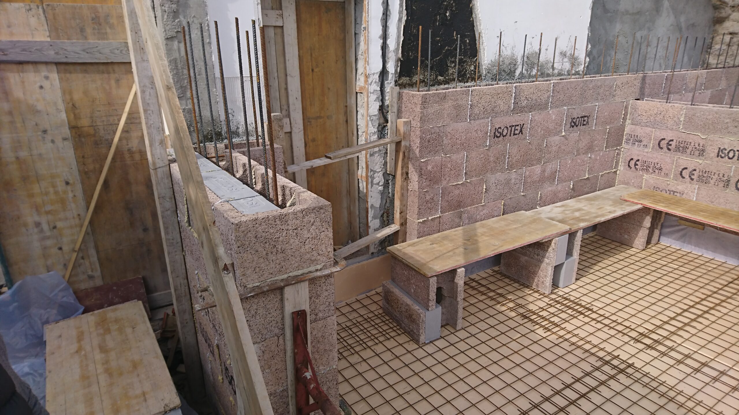 PROGETTAZIONE E DIREZIONE LAVORI FABBRICATO AD USO CIVILE ABITAZIONE CON STRUTTURA DEBOLMENTE ARMATA ISOTEX