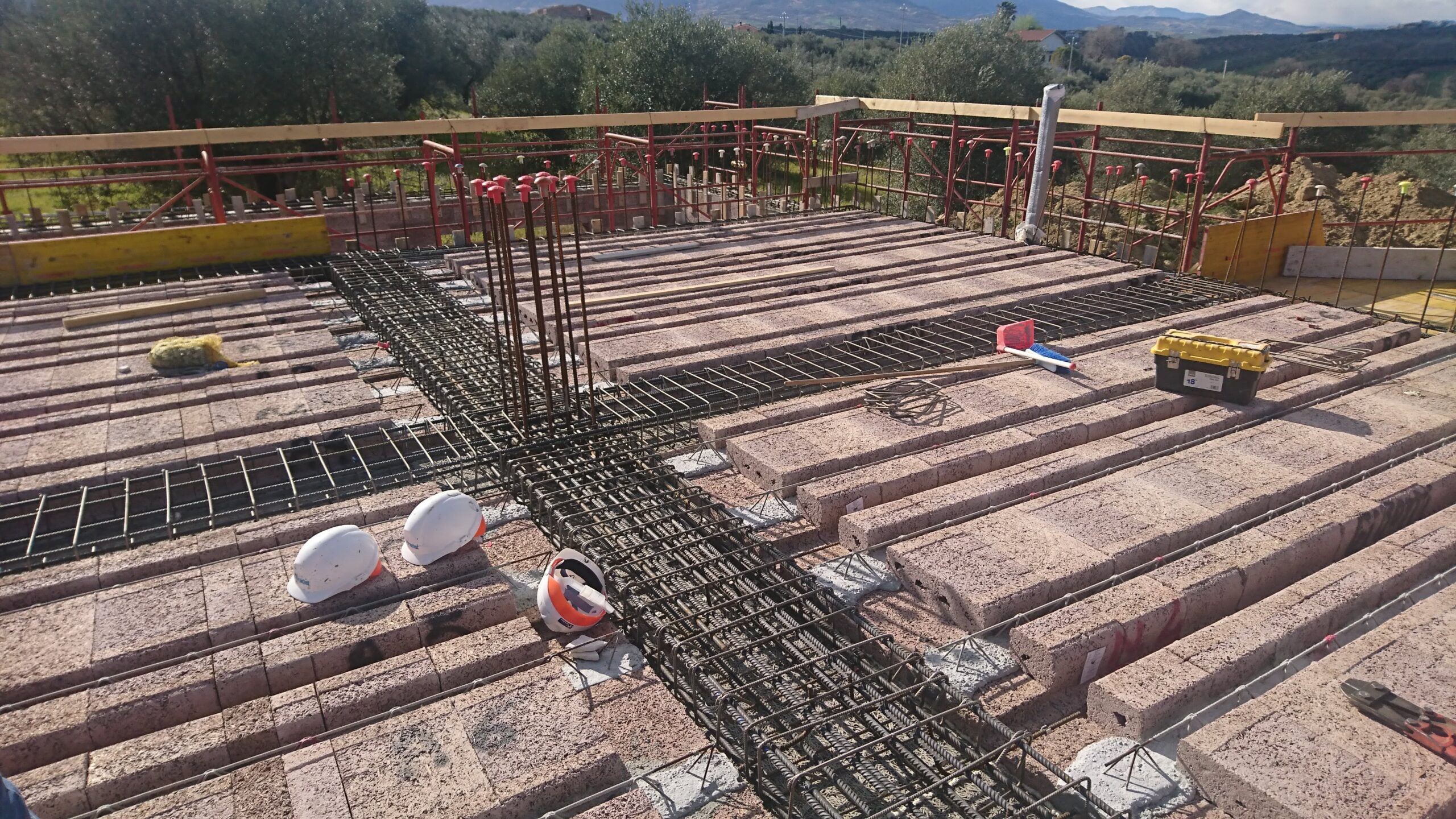 PROGETTAZIONE E DIREZIONE LAVORI FABBRICATO AD USO CIVILE ABITAZIONE CON STRUTTURA DEBOLMENTE ARMATA ISOTEX