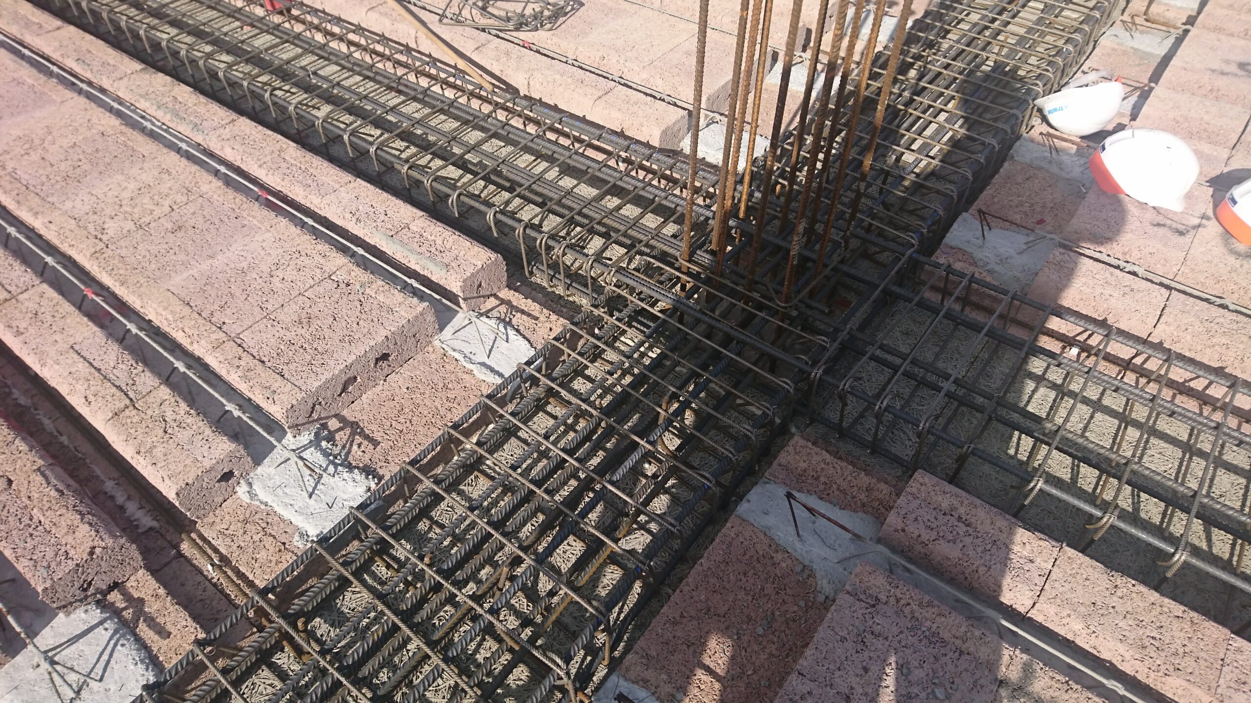 PROGETTAZIONE E DIREZIONE LAVORI FABBRICATO AD USO CIVILE ABITAZIONE CON STRUTTURA DEBOLMENTE ARMATA ISOTEX